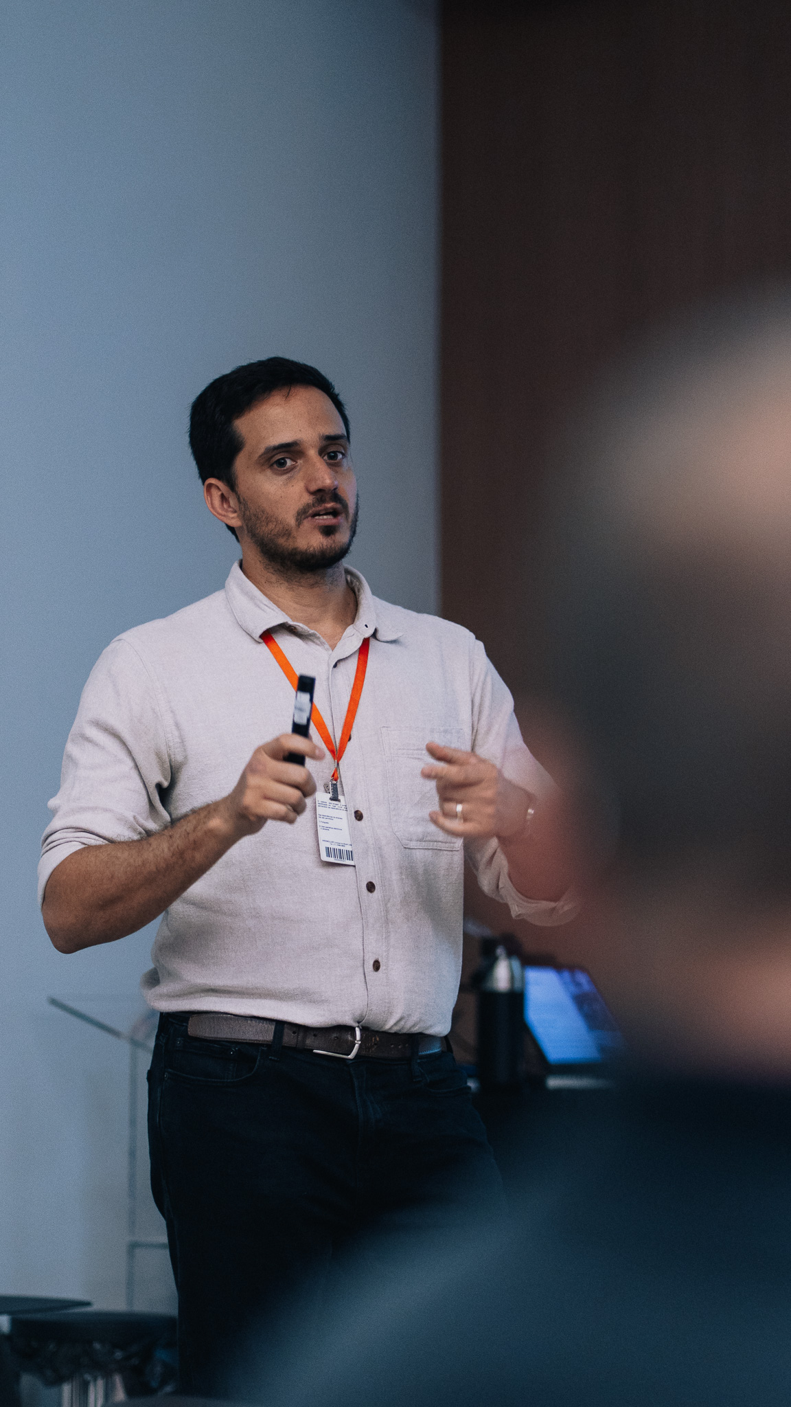 Facilitador presentando conceptos de gobernanza de IA