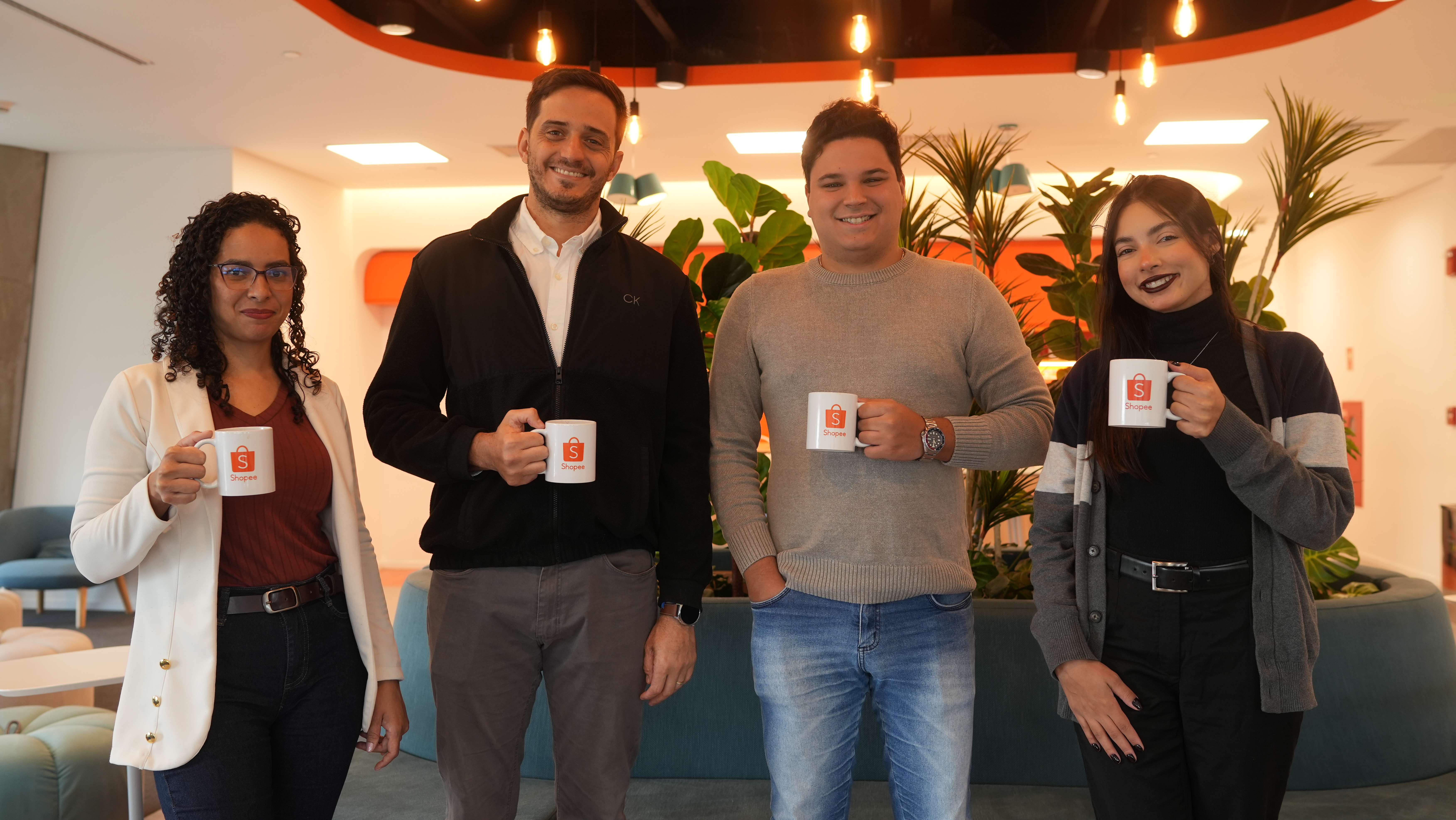 Equipo corporativo tras una sesión de formación