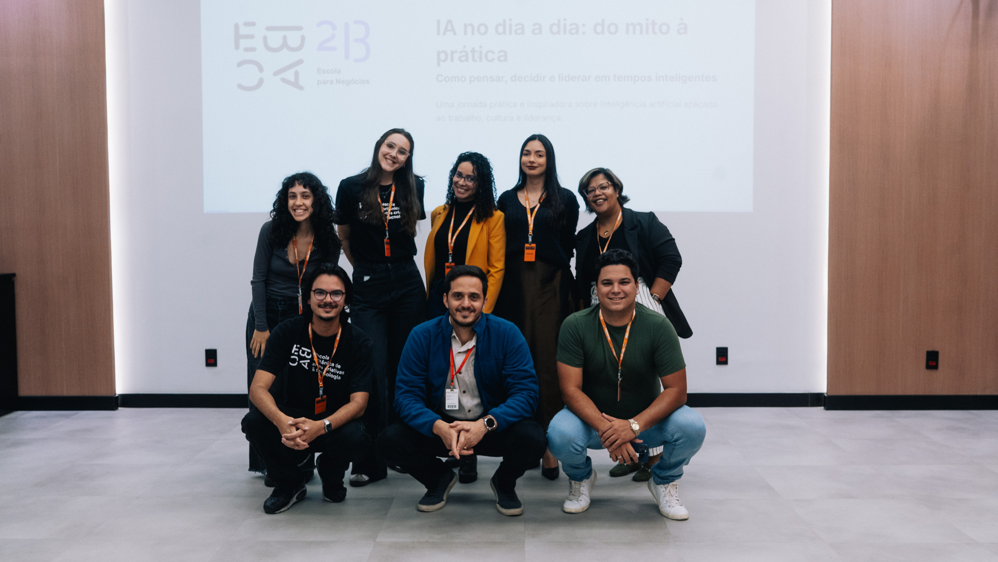 Grupo de participantes tras un taller corporativo de IA